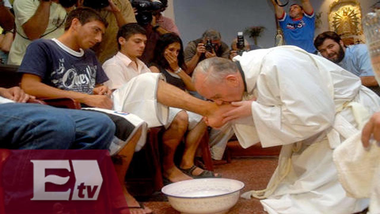 Francisco durante el "lavatorio de pies" del Jueves Santo