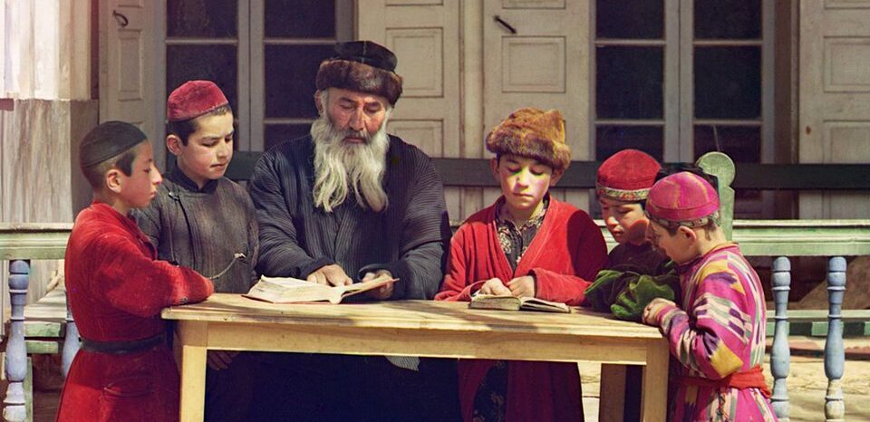 Rabino enseñando a un grupo de niños en Samarkanda